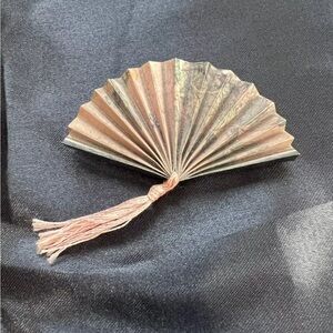Handmade Asian Brooch Folding Hand Fan Pin  Style Floral Tassel Geisha Feminine